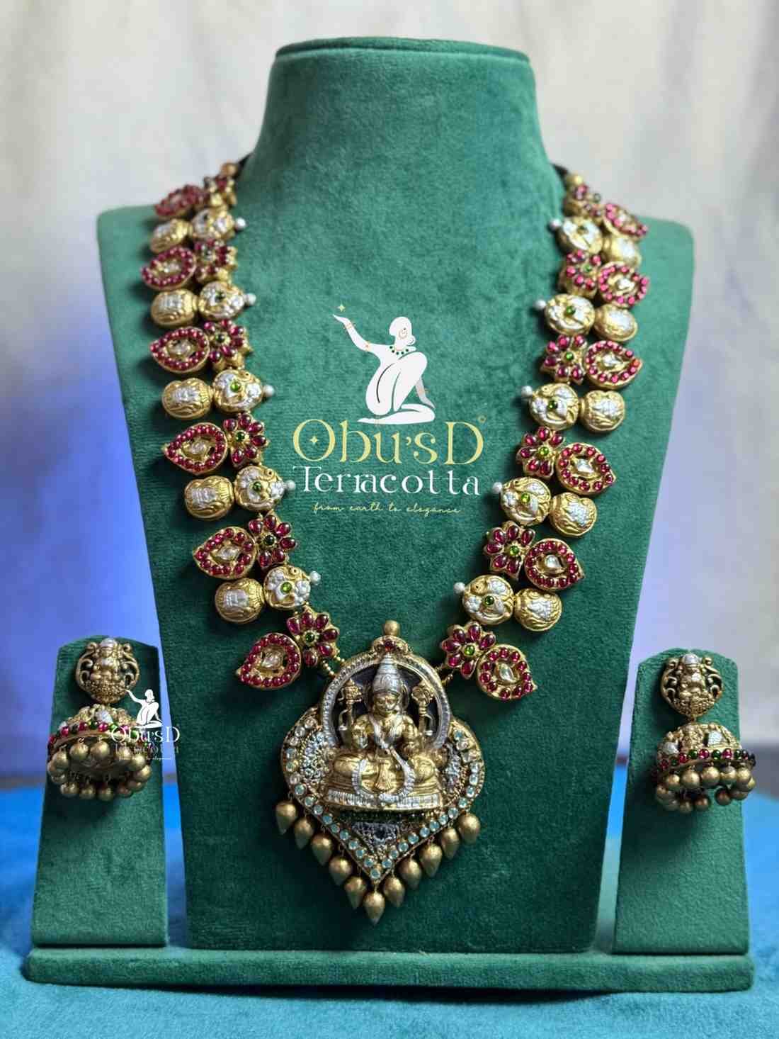 LAKSHMIWITHMANGOHARAM2100