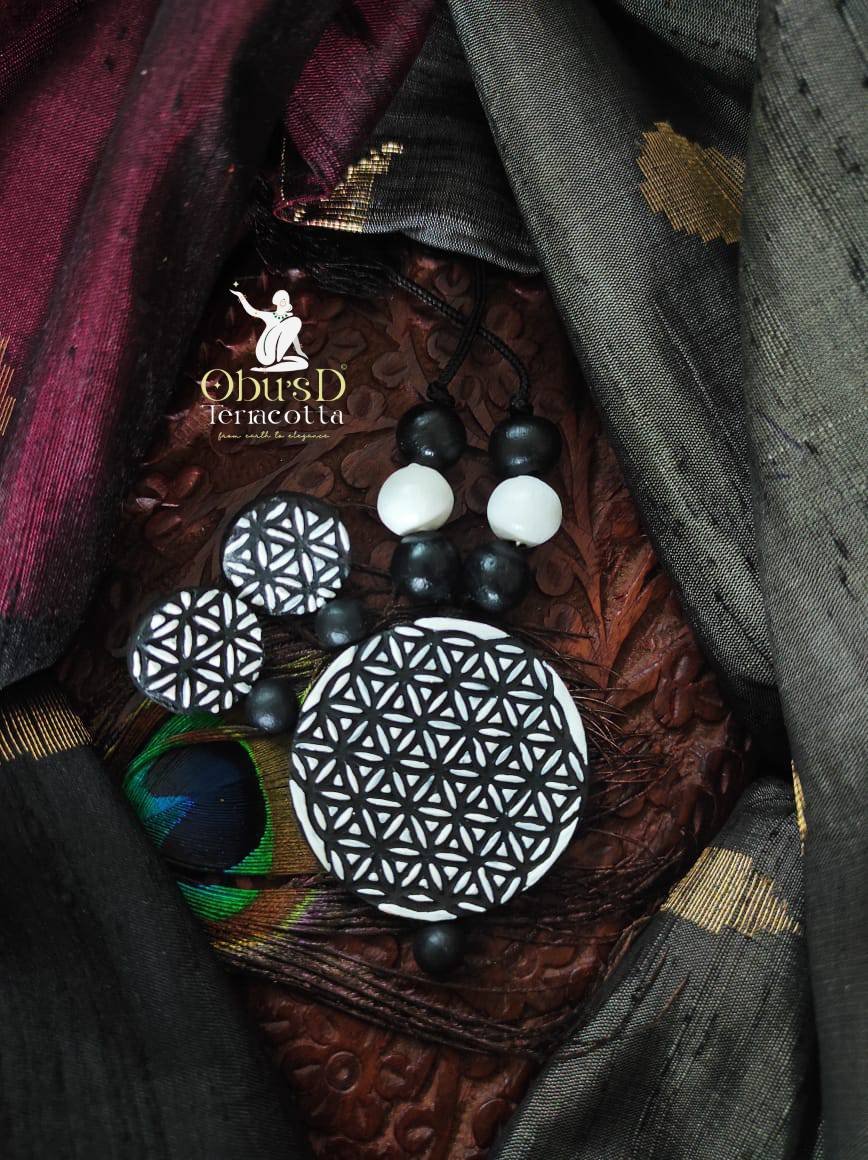 monochrome-geometric-terracotta-jewelry-set